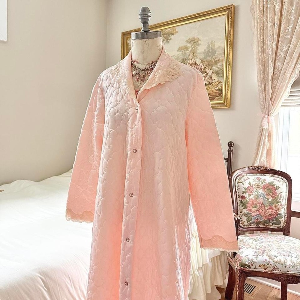 housecoat 70s Montgomery Ward pastel pink quilted housecoat snap - Picture 2 of 6